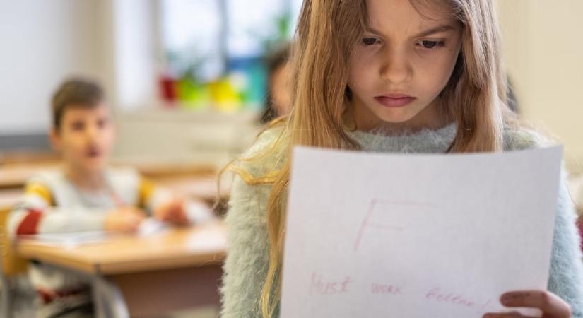 A bizonyítvány csak tünet? Ez állhat a gyerekeknél a rossz jegyek és a tanulási nehézségek mögött