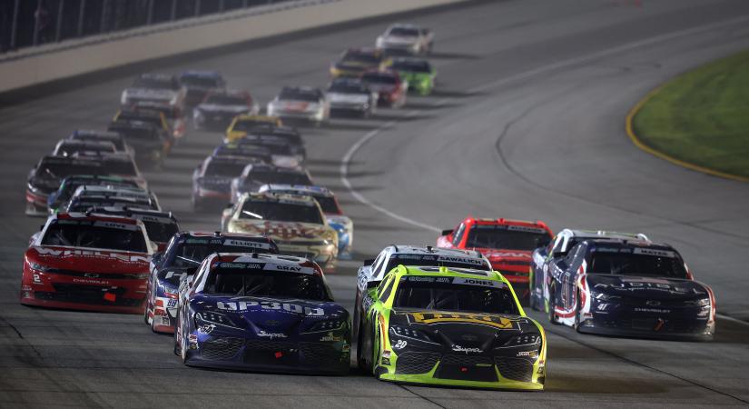 Brandon Jones óriási hajrában győzte le Chase Elliottot a NASCAR O’Reilly idei első, hosszabbításos futamán