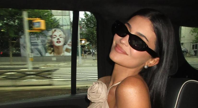 Kylie Jenner feltámasztotta minden idők legmenőbb strandtrendjét – FOTÓ