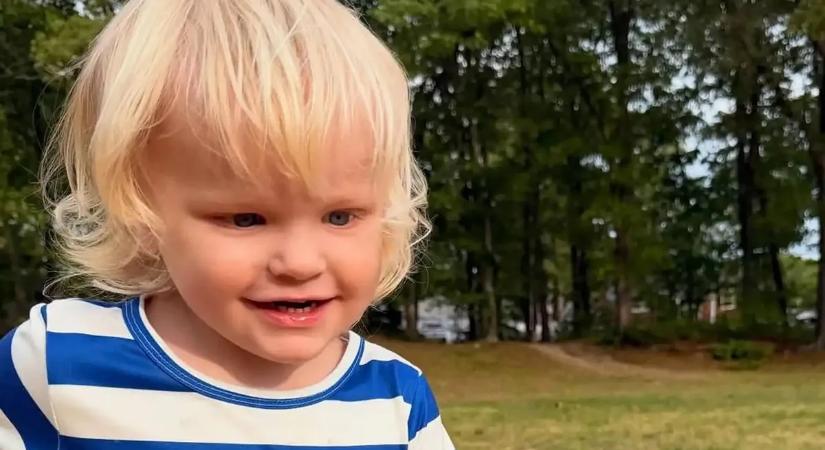 Összeomlottak a gyászoló szülők: a medencében találta rá holtan a kisfiukra