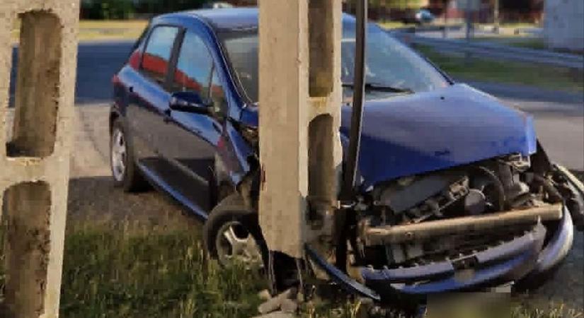 Elmenekült a helyszínről a sofőr, aki letarolt egy villanyoszlopot Hajdú-Biharban