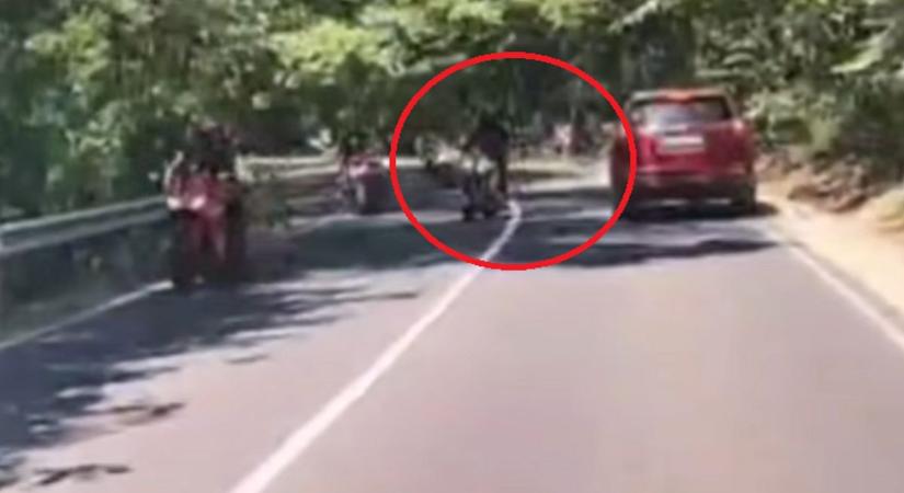 Hajszálon múlt a tragédia - videón a motoros életveszélyes manővere