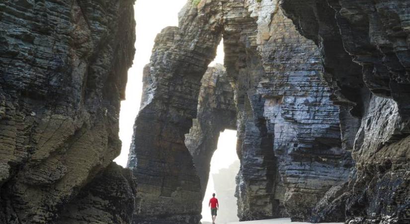 Sziklák alatt sétálhatsz a káprázatos tengerparton: Spanyolország gyöngyszeme a Playa de las Catedrales