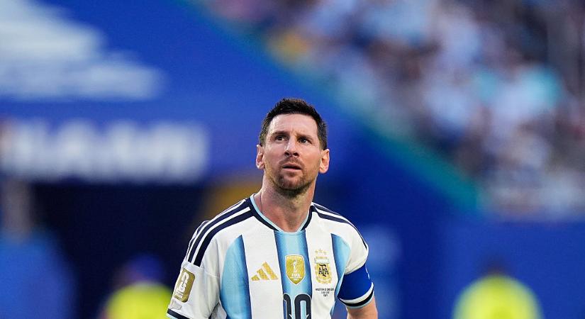 Mit szól ehhez a felesége? Lionel Messi megint az argentin riporternőt ölelgette – videó