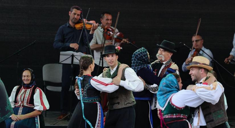 Az 50 éves Lajtha fergeteges gálaműsorral ünnepelt Egerben - még a nagyszülők is táncra perdültek