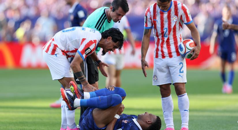 Botrányos vb-meccs: könyöklés, lökdösődés, tizenegyespont-rongálás – Paraguay mindent bevetett a franciák ellen – videók