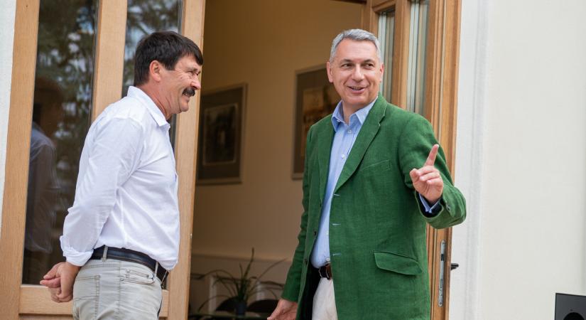 Lázár János és Orbán Viktor is odaállt Áder János mellé a Magyar Péterrel folytatott vitában