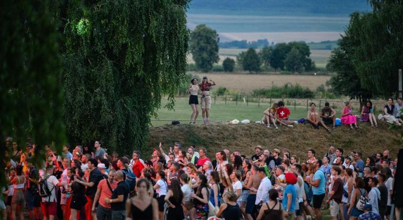 Pop-folk fúzió és intim színházi pillanatok – Ez vár ránk Taliándörögdön