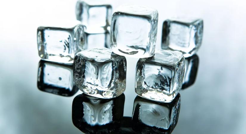 Megdöbbentő fizikai jelenség a konyhában: Ezért érdemes meleg vizet tölteni a jégkockatartóba