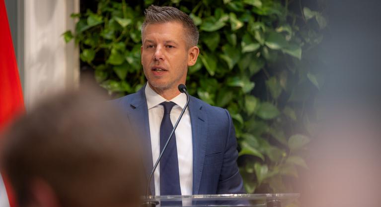 Magyar Péter üzenete Áder Jánosnak: Közpénzhorgász a pácban