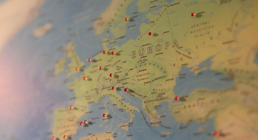 Havi 2630 eurót fizetnek azért, hogy Európában utazgass és idegenekkel beszélgess