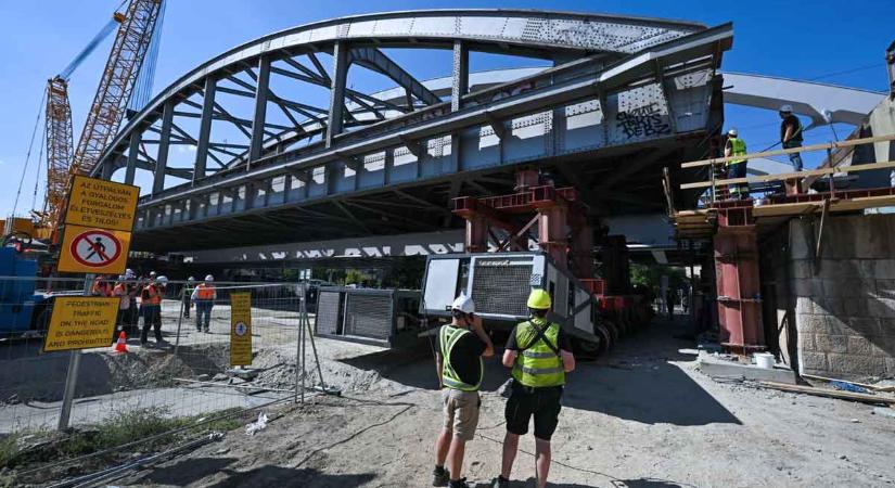 Egy teljes hidat emeltek le a helyéről Budapesten – Épül a Déli Körvasút, teljes útlezárás van érvényben a környéken