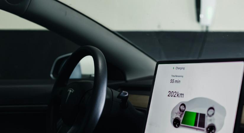 Megint ölt a Tesla önvezető járgánya: Musk is megszólalt – videó