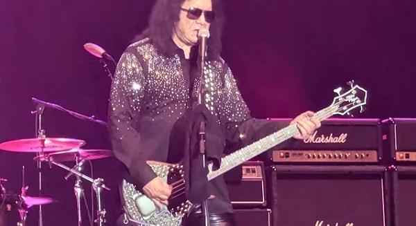 Gene Simmons: "ha nem tetszik nektek Amerika, takarodjatok vissza oda, ahonnan jöttetek"