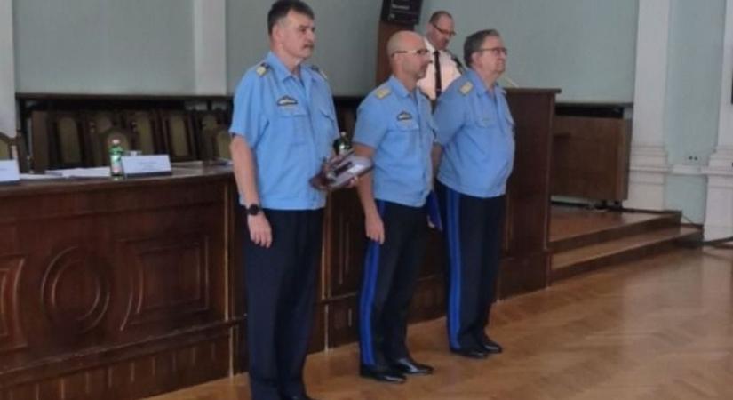 Fejcsere a vármegyei rendőrségnél, pisztolyt kapott a nyugdíjba vonuló ezredes - videóval