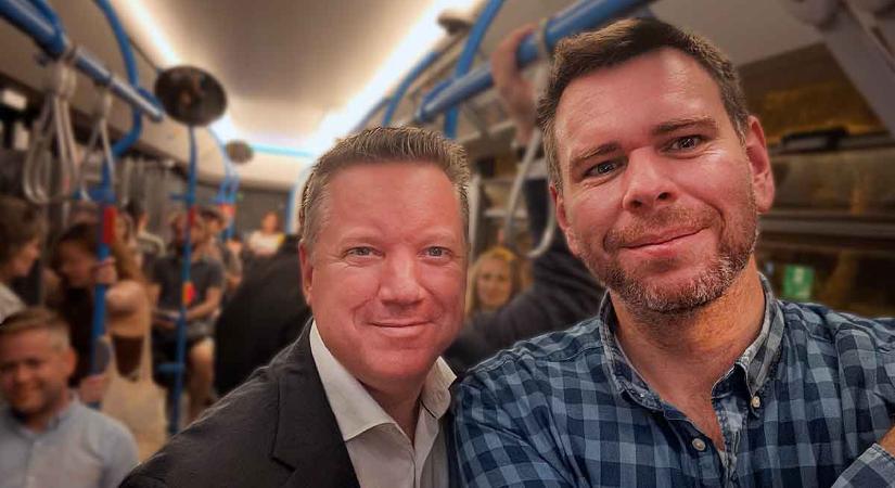 Két miniszter is felült az éjszakai buszra és kiment az agglomerációba – Teljesen új menetrend szerint és sűrűbben járnak a Volánbuszok Budapest környékén