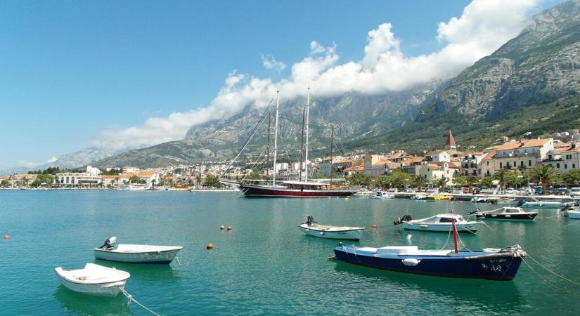 Két turistát és egy kutyát mentettek ki a tengerből Makarskánál (videóval)