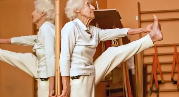 102 évesen még mindig a jógaszőnyegen: mit csinál a legidősebb jógaoktató minden nap?