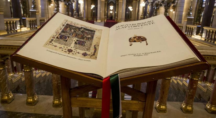 Török Gábor sorvezetőt készített az Alaptörvény-módosítás értelmezéséhez