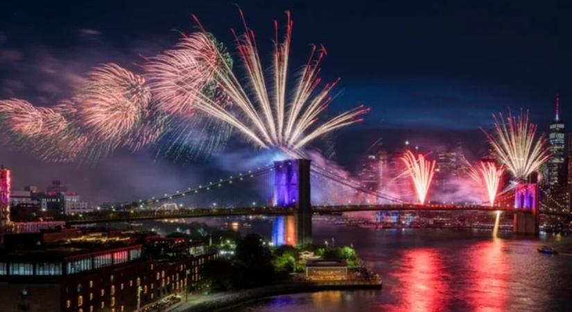 Kigyulladt a Brooklyn híd New Yorkban a függetlenség napi ünnepség alatt