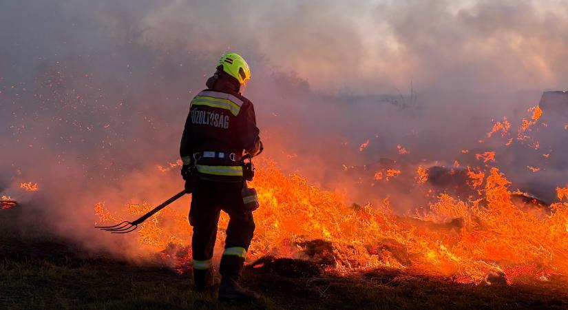 Kigyulladt egy tarló Öreg-Kishomokon