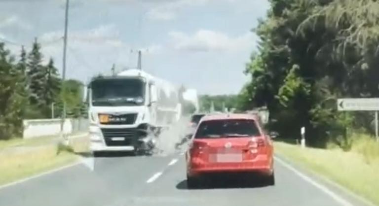 Veszélyes anyagot szállító kamionnak csapódott egy autó Szombathelyen, fedélzeti kamera rögzítette az ütközést