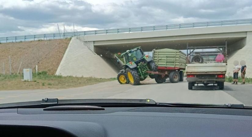 Két szabolcsi település között bénult meg a forgalom, miután egy traktor veszélyesen megdőlt (fotók)