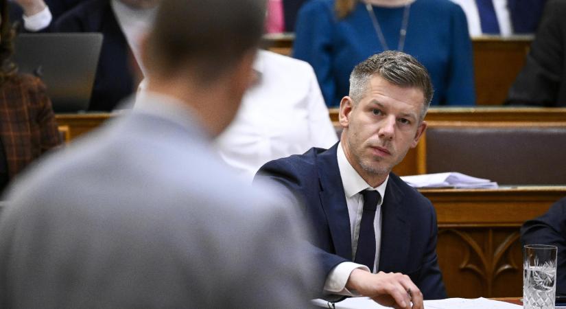 Magyar Péter: Az a Gulyás Gergely aggódik az Alaptörvényért, aki Szájer Józseffel "viccet csinált az alkotmányozásból"