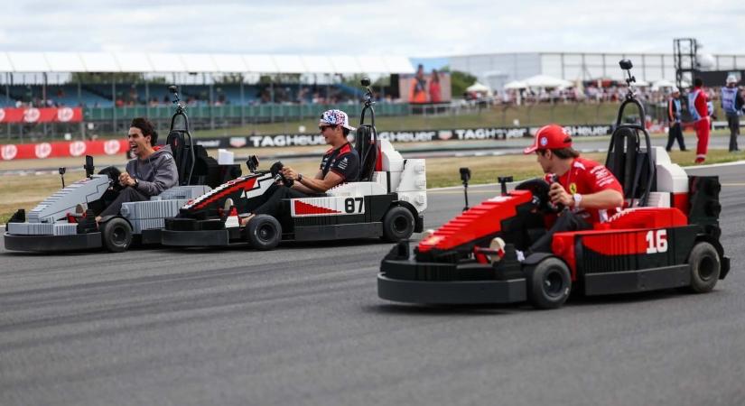 Káosz Silverstone-ban: kavicságyban ragadtak az F1-esek LEGO-autói