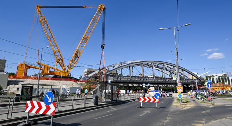 Egyben emelték ki a több száz tonnás régi vasúti hidat a Bartók Béla út felett