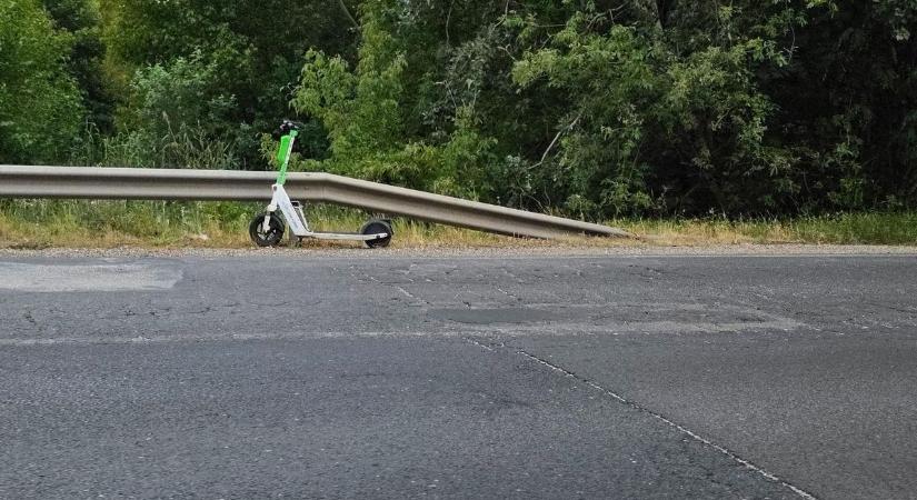 Balesetveszélyes helyen, a főúton tettek le egy elektromos rollert Székesfehérváron