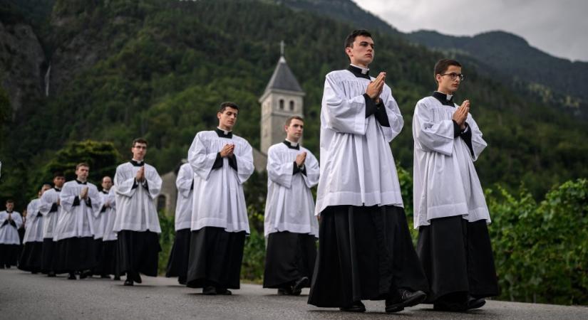 Máris a következő pápát emlegeti a kiközösített katolikus szekta papja