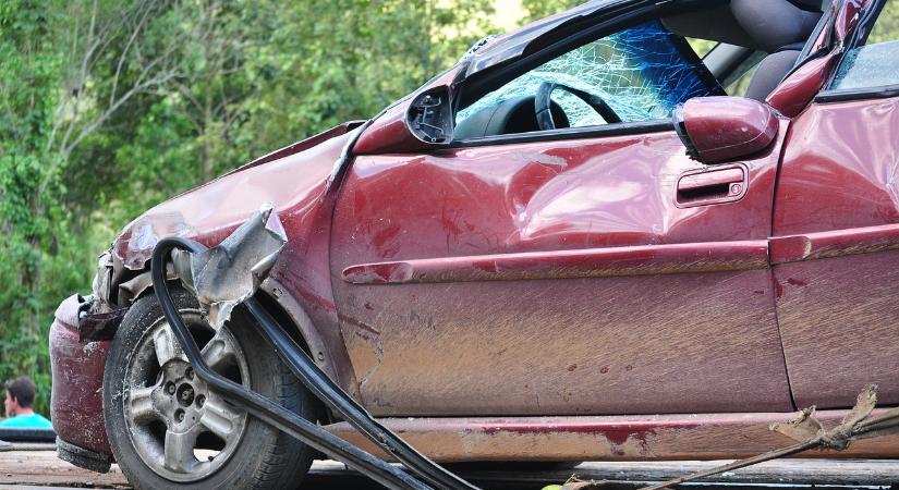 Frontálisan busznak csapódott az Audi: egy kisgyermek életét vesztette