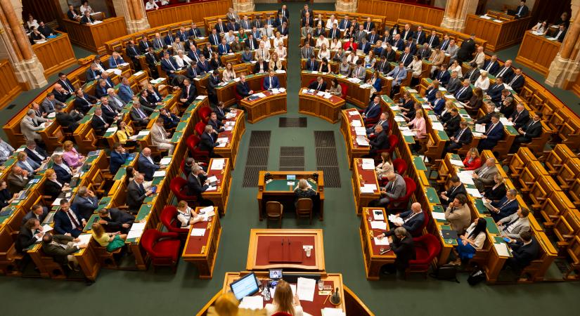 Forrósodik a hangulat: Így nyaralnak a politikusok a parlamenti túlórák árnyékában