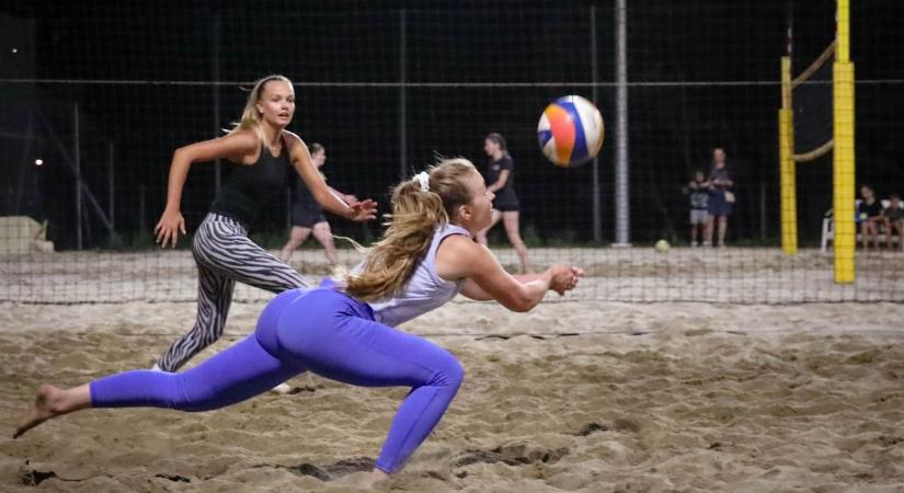 Alvás? Inkább a homokban püfölni a labdát, az az igazi! – FOTÓKKAL!