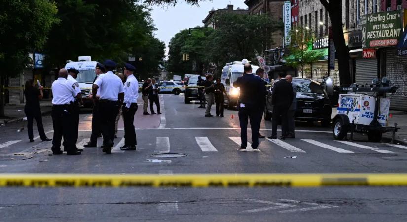 Nyolcan, köztük gyerekek is megsérültek egy New York-i kerti partin, miután egy símaszkos férfi tüzet nyitott
