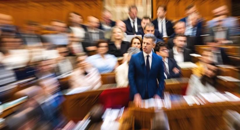 Ilyen még nem történt: Magyar Péter nem lesz ott a Parlamentben, halaszthatatlan ügyben száll gépre a miniszterelnök – itt vannak a részletek, Vitézy Dávid mond beszédet