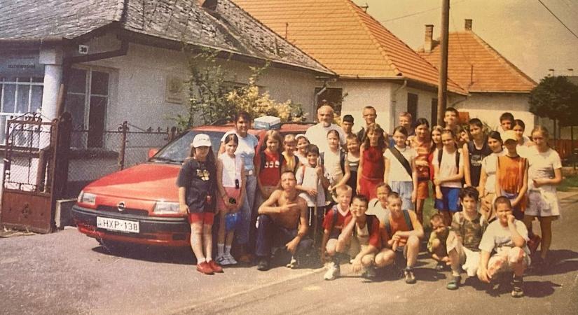 A régi fotók már kopottasak, de szívhez szóló emlékeket idéznek meg