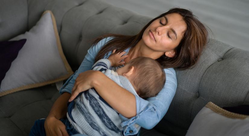 Miért olyan fáradtak a mai szülők? Pedig nem alszanak sokkal kevesebbet