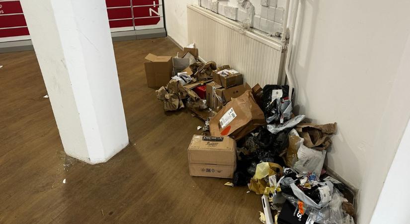 Ez brutális: méltatlan állapot uralkodik a pécsi belvárosi csomagautomatánál