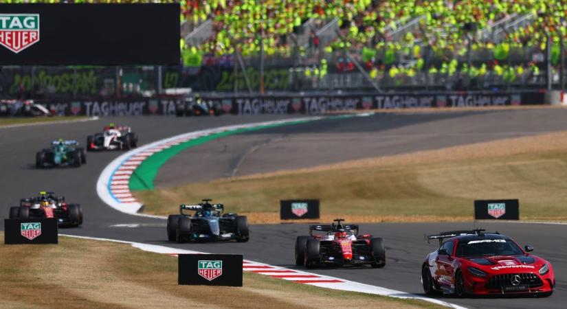 Hamilton beugrott a rajtnál, Verstappen kisodródott, Antonelli autója elromlott – Leclerc nyerte a brit káoszfutamot