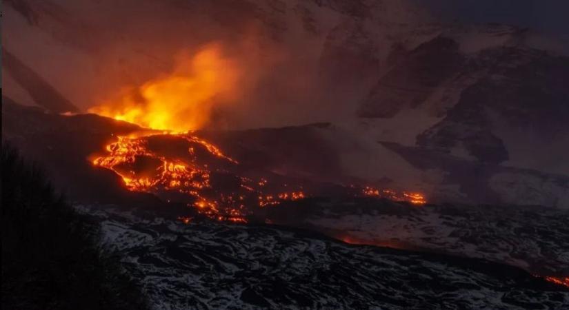 Kitört az Etna, leállították a járatokat Szicília legnagyobb repülőterén (élő videó)