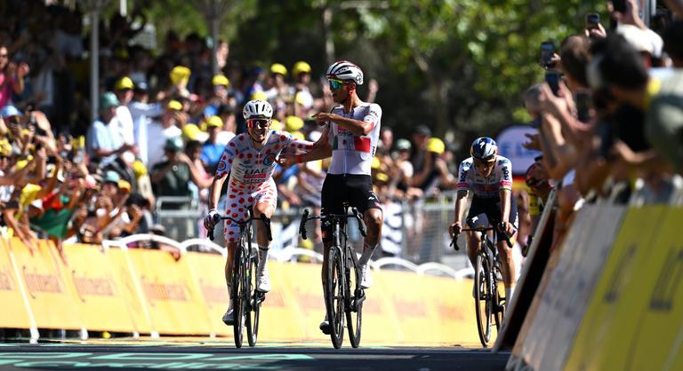 A Tour de France címvédője a végén átadta a győzelmet saját csapattársának Barcelonában