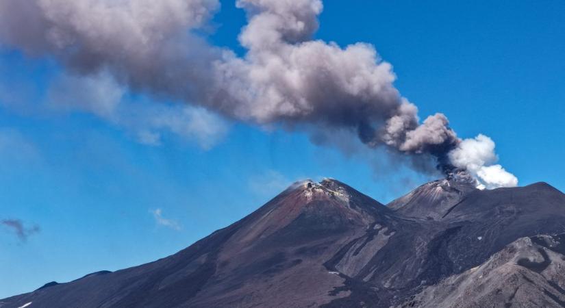 Újra kitört az Etna, lezárták Szicília legnagyobb repterét