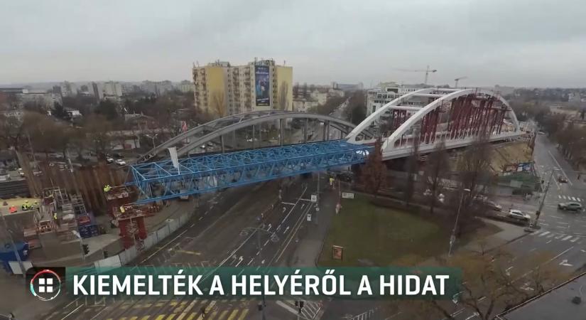 Videón, ahogy kiemelnek egy régi vasúti hidat Budapesten