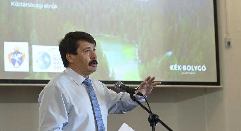 Kérdést szegeztek Áder Jánosnak: hét milliárd forintról érdeklődik Magyar Péter