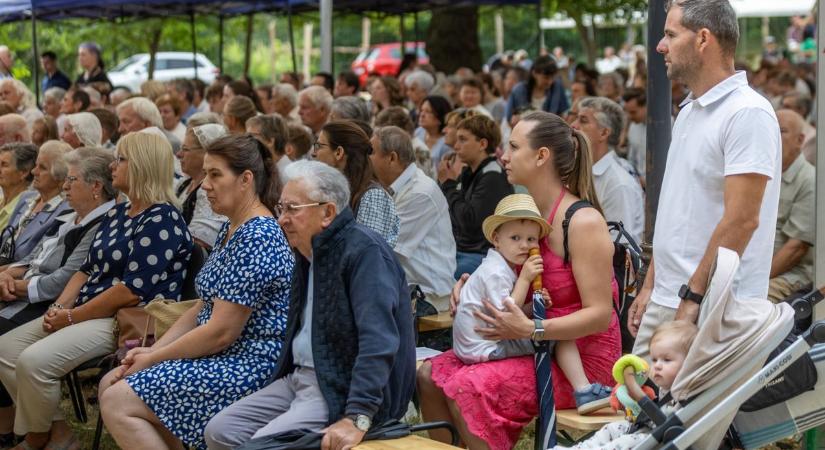 Tizenkét csodát tett egy év alatt a somlói Szűzanya: így ünnepeltek a gyermekre várók fotók