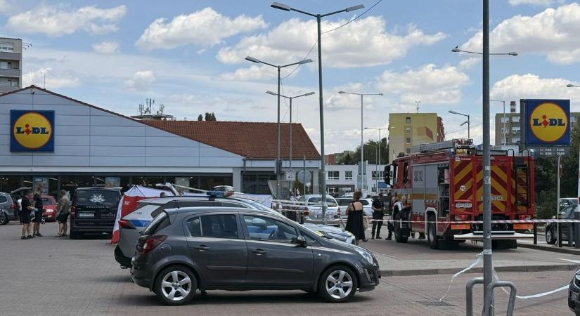 Emberek százai sétálhattak el mellette, holttestet találtak a Lidl parkolójában álló autóban