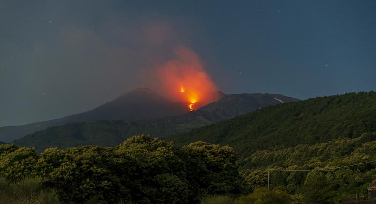 Lávát és hamut lövellt az égbe az Etna, ideiglenesen lezárták Catania repülőterét