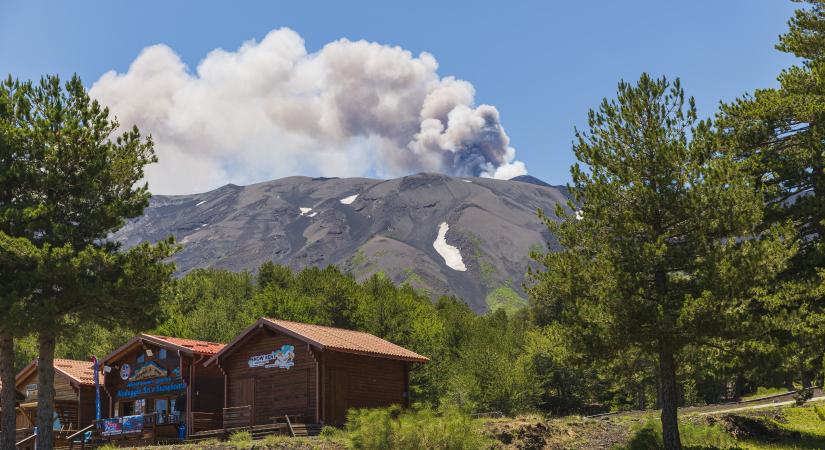 Füst és pánik Szicíliában: kitört az Etna, a szigeten megbénult a légi közlekedés